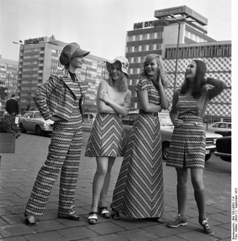 ADN-ZB Häßler, 2.9.1972, Leipzig: Herbstmesse 1972 Vom Abendkleid bis zum Hosenanzug reicht die Modellpalette, die unter den Namen "Jugend73" zur Herbstmesse vorgestellt wird. Sie ist gefertigt aus dem neuen, pflegeleichten und strapazierfähigem Gewebe "Grisuten-esturan", das vom VEB Oberlausitzer Textilbetriebe, Neugersdorf, verarbeitet wird.