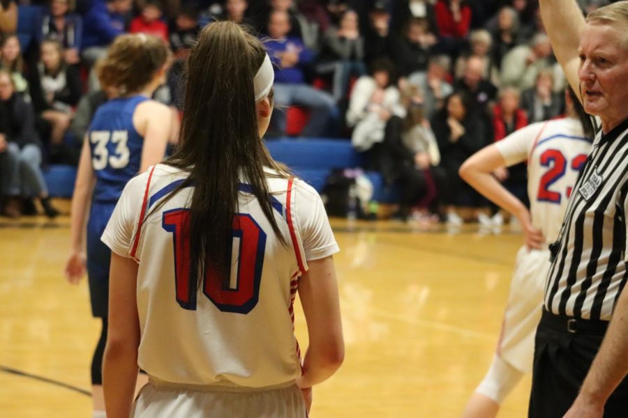 Sophomore Mandy Sisul scans the court.