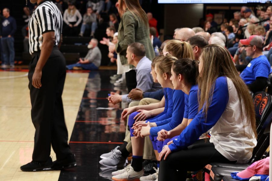 The+bench+intently+watches+the+game+as+only+a+couple+minutes+of+the+game+remain.