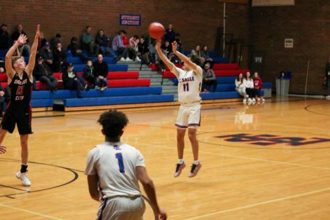 Varsity Boys Basketball Team Takes on Oregon City