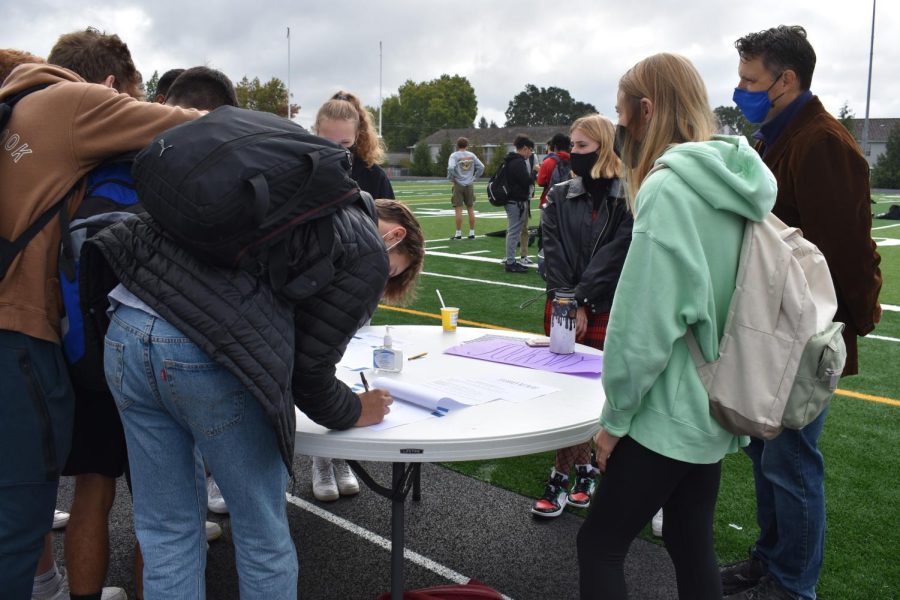 At this year’s club fair, Director of Faith Dr. Gary Hortsch helped juniors and seniors sign up for their Journey retreat. “I really feel I’m at my best when I’m leading Journey,” Dr. Hortsch said. “I just think I’m built for retreat ministry.” 