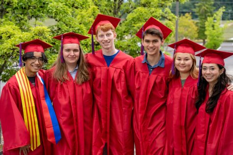 This year’s valedictorians include Carson Frick, Nate Dominitz, Ellie Sandholm, and Onni Barron. The salutatorians are Gabriel de Leon and Catie Tassinari. 