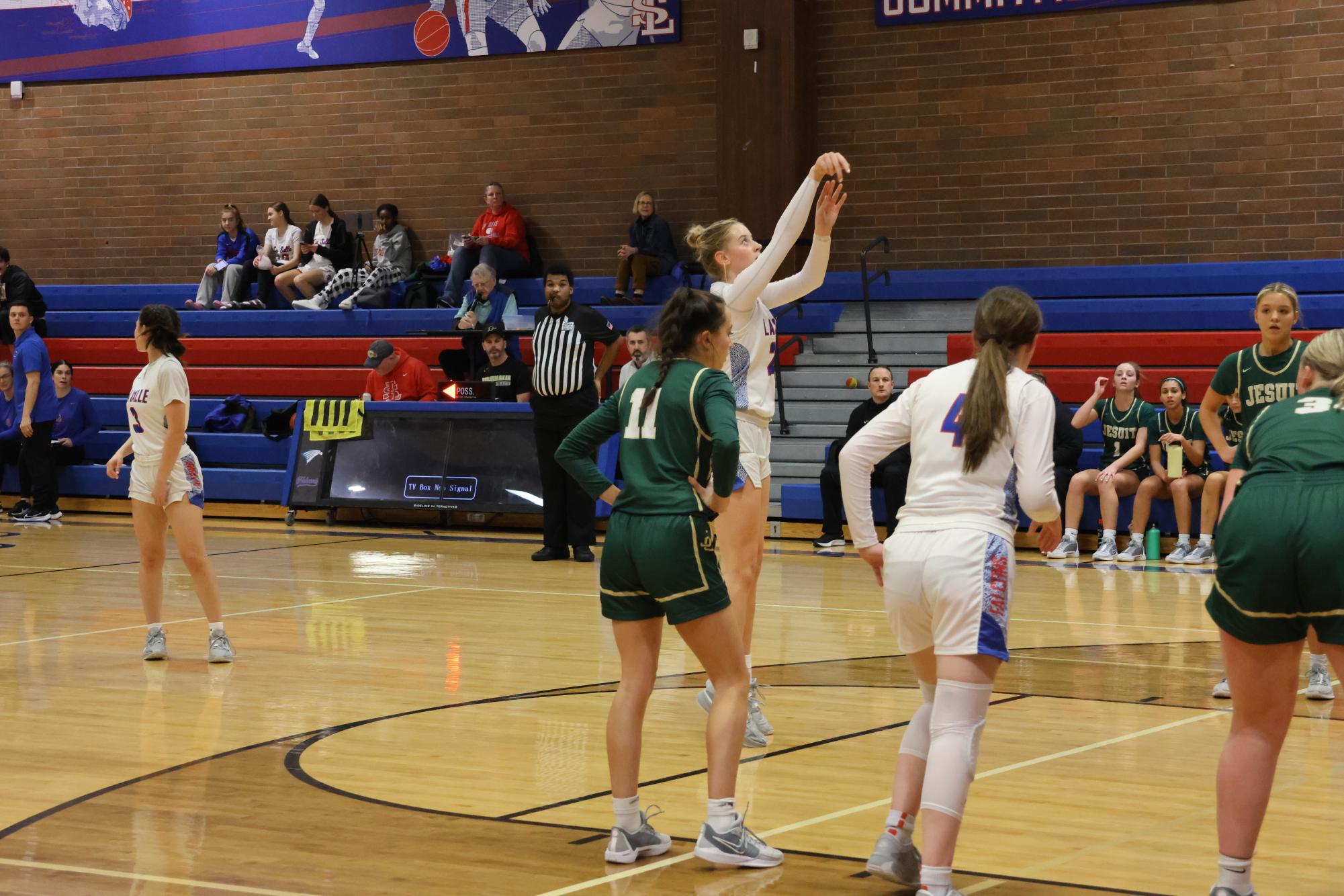 Photo+Story%3A+La+Salle+Girls+Basketball+Team+Faces+Off+Against+Jesuit%2C+Ending+in+Loss