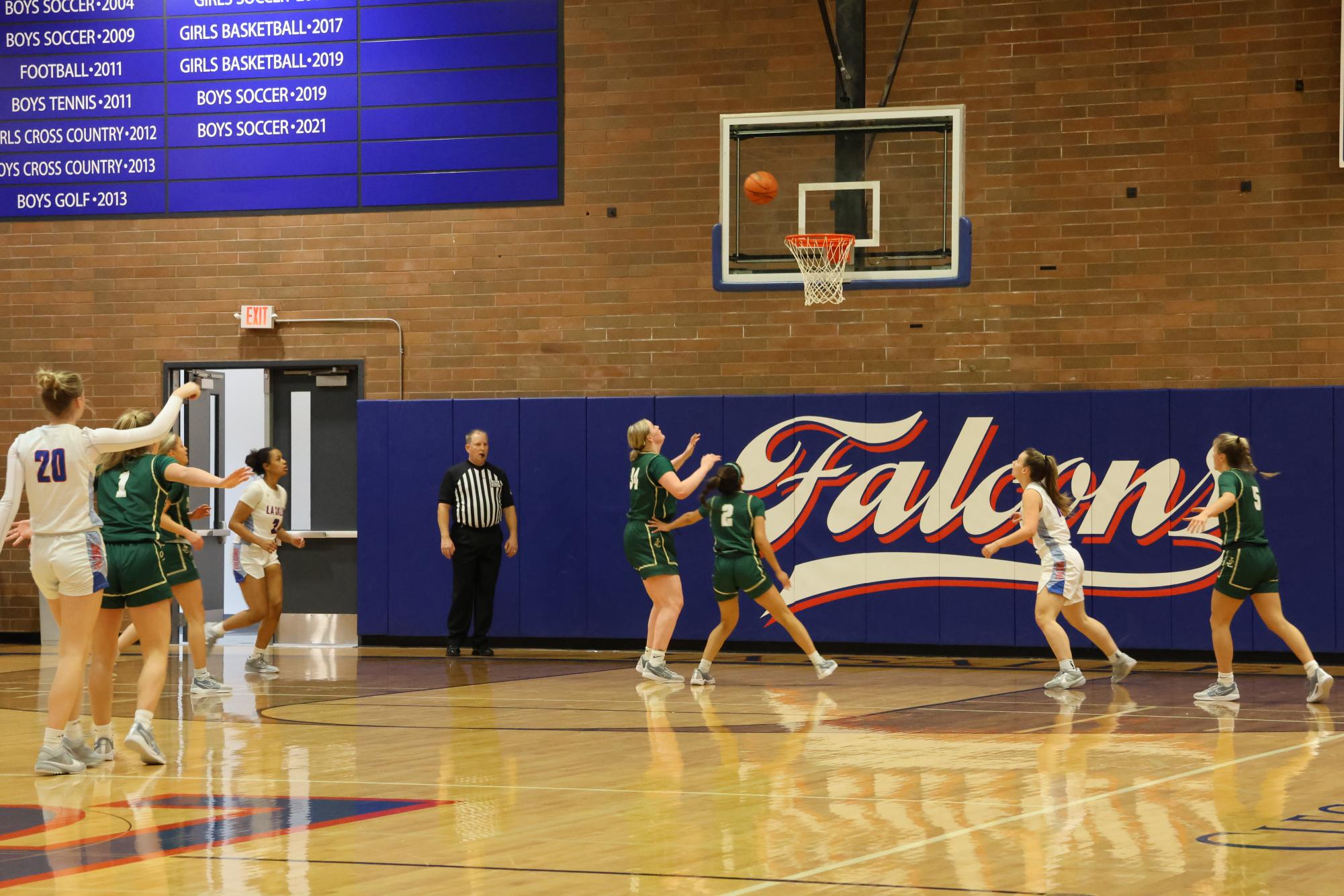 Photo+Story%3A+La+Salle+Girls+Basketball+Team+Faces+Off+Against+Jesuit%2C+Ending+in+Loss