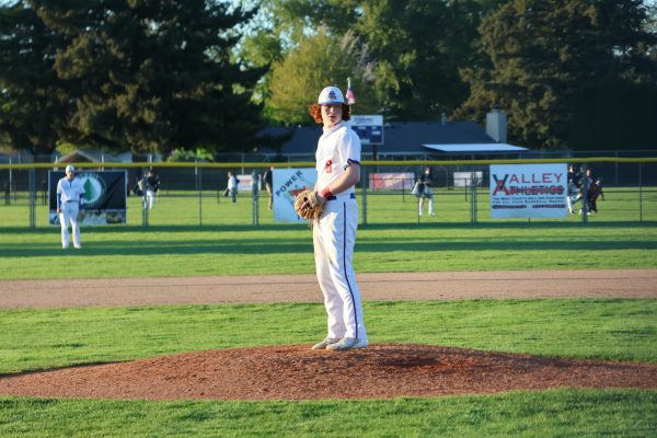 La Salle varsity boys baseball and Wilsonville battled throughout seven innings, with the final score being 9-6.