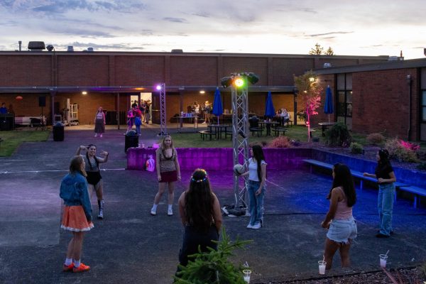 Students played a variety of games in the Academic Courtyard such as spikeball, catch, and volleyball. 
